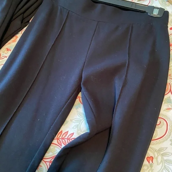 Cache size 4 black leggings with seam down front- also has slit on ankle - Picture 6 of 6